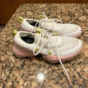 Sorel women’s Kinetic Impact lace sneaker size 6.5